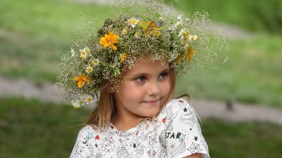 Плетуть вінки та танцюють: у Черкасах почали святкувати Івана Купала Плетуть вінки та танцюють: у Черкасах почали святкувати Івана Купала