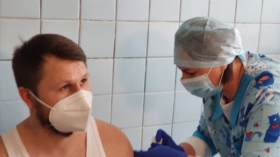 Перший вакцинований лікар Хмельниччини. Фото: ХОДА Перший вакцинований лікар Хмельниччини. Фото: ХОДА