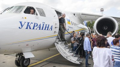 Український режисер Олег Сенцов виходить з літака під час повернення в Україну з РФ політв'язнів, аеропорт "Бориспіль", 7 вересня 2019 р. В рамках обміну в Україну повернулися 24 українських військовополонених моряка і 11 політв'язнів Український режисер Олег Сенцов виходить з літака під час повернення в Україну з РФ політв'язнів, аеропорт "Бориспіль", 7 вересня 2019 р. В рамках обміну в Україну повернулися 24 українських військовополонених моряка і 11 політв'язнів