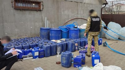 В Ізмаїлі Одеської області виявили 1,6 тонн контрафактного алкоголю та 6 тис. пачок цигарок