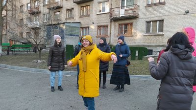 “Не втрачати контакт одне з одним”. У Дніпрі проводять театральні ігри для переселенців “Не втрачати контакт одне з одним”. У Дніпрі проводять театральні ігри для переселенців