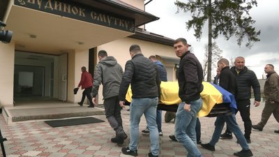 На Івано-Франківщині зустріли скорботний кортеж з тілом воїна Віталія Мерінова На Івано-Франківщині зустріли скорботний кортеж з тілом воїна Віталія Мерінова