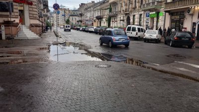 Гроза в Івано-Франківську: підтоплені вулиці та повалені дерева Гроза в Івано-Франківську: підтоплені вулиці та повалені дерева