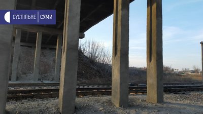 Частину залізничної колії збираються заглибити в землю на Сумщині Частину залізничної колії збираються заглибити в землю на Сумщині