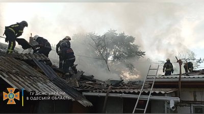 В Одесі спалахнула закинута будівля: на місці працюють рятувальники
