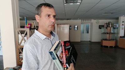 "Слово лікує". Кропивничани за тиждень зібрали для бійців більше 700 книг "Слово лікує". Кропивничани за тиждень зібрали для бійців більше 700 книг