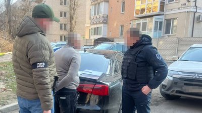 "Пропонував "вирішити" питання": миколаївця судитимуть за вимагання грошей у родин військовозобов'язаних "Пропонував "вирішити" питання": миколаївця судитимуть за вимагання грошей у родин військовозобов'язаних