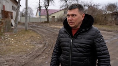 Пам’ять про жителів громади, які загинули через росіян: житель Чернігівщини встановив на території підприємства стелу