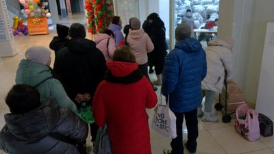 У Черкасах переселенцям видали продуктові набори та посуд У Черкасах переселенцям видали продуктові набори та посуд
