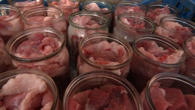 "За сімейним рецептом". Жителі прикарпатського села Радча приготували на фронт приблизно пів тисячі банок м’ясних страв "За сімейним рецептом". Жителі прикарпатського села Радча приготували на фронт приблизно пів тисячі банок м’ясних страв