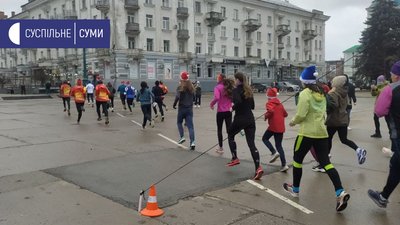 Забіг до Дня Святого Миколая влаштували в Сумах, щоб допомогти онкохворим дітям (ФОТО) Забіг до Дня Святого Миколая влаштували в Сумах, щоб допомогти онкохворим дітям (ФОТО)