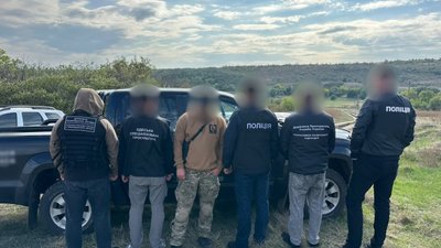 Затримання підозрюваного в організації незаконного переправлення чоловіка через кордон