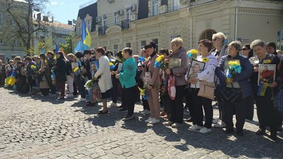 Вшанувати пам'ять і просити справедливості: у Києві зібралися родичі загиблих військових