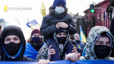 У Києві тисячі людей вийшли на Марш єдності за Україну У Києві тисячі людей вийшли на Марш єдності за Україну