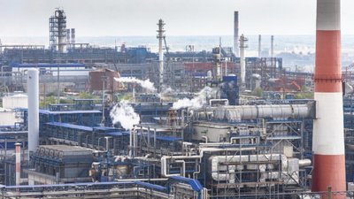 У РФ в Орську після повторного прориву греблі зупинився нафтопереробний завод