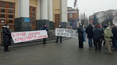 У Вінниці працівники навчального закладу вийшли на акцію голодування У Вінниці працівники навчального закладу вийшли на акцію голодування