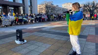 "Обміняйте всіх на всіх": у Черкасах родичі полонених вийшли на мирну акцію "Обміняйте всіх на всіх": у Черкасах родичі полонених вийшли на мирну акцію
