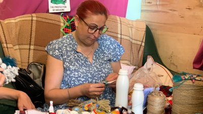 У Тернополі волонтерки виготовляють ляльки-мотанки У Тернополі волонтерки виготовляють ляльки-мотанки
