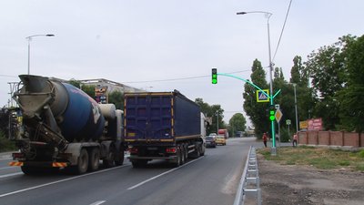 Новий світлофор, який встановили на перехресті Харківського шосе з вулицею Кагамлика Новий світлофор, який встановили на перехресті Харківського шосе з вулицею Кагамлика