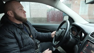 Євген Смага з протезом за кермом автомобіля Євген Смага з протезом за кермом автомобіля