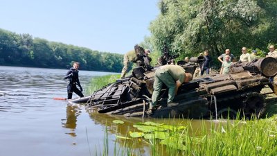 На Чернігівщині з річки Десна витягають російський танк Державна спеціальна служба транспорту На Чернігівщині з річки Десна витягають російський танк Державна спеціальна служба транспорту