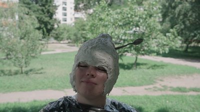 Альона вчилася зі Славіком в Харківській академії дизайну і мистецтв, знає його давно і стверджує, що він був найдивнішим у їхній групі