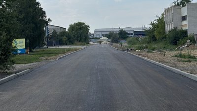 Заасфальтована вулиця Конюшинна у Львові