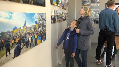 "Я йшов, бо знав, що там — люди, що це треба висвітлювати". Репортаж із фотовиставки "Нескорений Херсон" у Франківську "Я йшов, бо знав, що там — люди, що це треба висвітлювати". Репортаж із фотовиставки "Нескорений Херсон" у Франківську