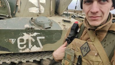 Ігор Лачин біля захопленої російської техніки Ігор Лачин біля захопленої російської техніки
