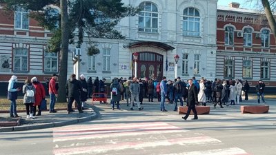 "Хмельницькодоканал" відключив воду розважальному закладу. Люди вийшли на майдан