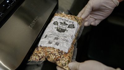 Закарпатські волонтери виготовляють для ЗСУ сухі борщові набори "Чорнобаївка" Закарпатські волонтери виготовляють для ЗСУ сухі борщові набори "Чорнобаївка"