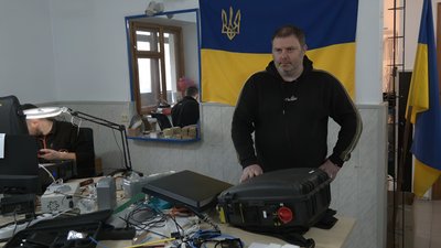 На Прикарпатті військові та волонтери збирають РЕБи На Прикарпатті військові та волонтери збирають РЕБи
