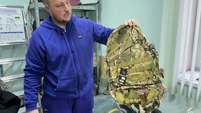 Ростислав демонструє рюкзак з вбудованим акумулятором. Ростислав демонструє рюкзак з вбудованим акумулятором.