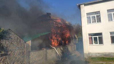 На Франківщині в Отинії під час пожежі будинку травмувалася дитина