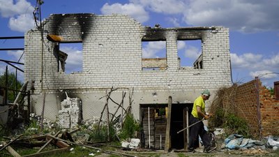 Розстріляні та спалені: під Харковом збирають тіла вбитих російських військових Розстріляні та спалені: під Харковом збирають тіла вбитих російських військових