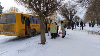 Дорога під обстрілами: як жителів Ізюма евакуювали до Лозової