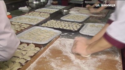 Студенти вінницького вишу готували вареники для бійців на Сході