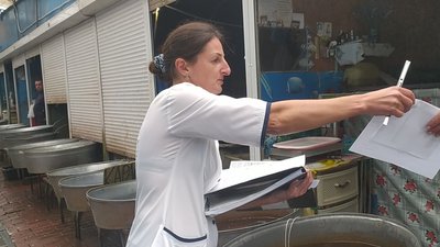 Продавцям на ринку видають результати перевірки продуктів. Продавцям на ринку видають результати перевірки продуктів.