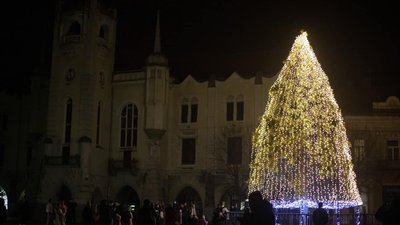 У Мукачеві засвітили міську ялинку