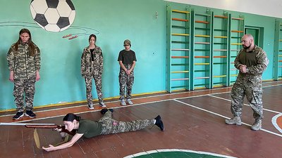 Сергій Кондратьєв з Новоукраїнки вчить учнів поводитись зі зброєю Сергій Кондратьєв з Новоукраїнки вчить учнів поводитись зі зброєю