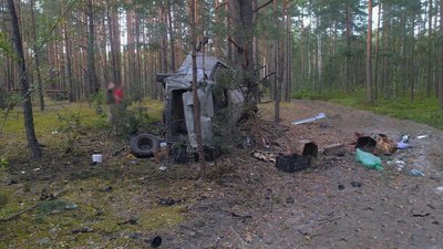 Поїхали по чорниці: на Житомирщині автівка наїхала на міну і підірвалася Поїхали по чорниці: на Житомирщині автівка наїхала на міну і підірвалася