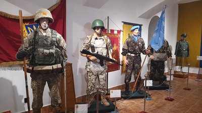 У львівському Будинку Офіцерів відкрили виставку військового одягу та зброї