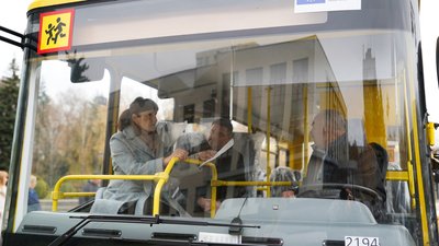 Нові шкільні автобуси передали двом ліцеям Рівненщини
