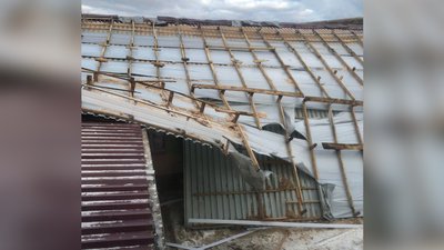 Вітер зірвав покрівлю в Лосинівській школі, яку відремонтували 3 роки тому Вітер зірвав покрівлю в Лосинівській школі, яку відремонтували 3 роки тому