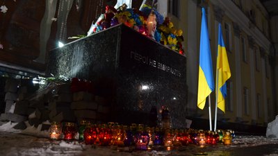 Реконструкція подій Майдану, фаєри та Тризуб з лампадок: у Житомирі вшанували Небесну Сотню Реконструкція подій Майдану, фаєри та Тризуб з лампадок: у Житомирі вшанували Небесну Сотню