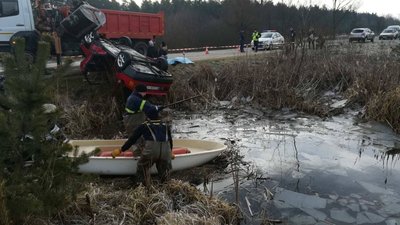 На Львівщині із водойми витягнули автомобіль з тілами людей