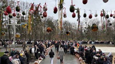 Віряни святять великодні кошики біля храму Воскресіння Христового ПЦУ у місті Гайсин