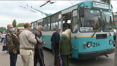 Сумчанин скаржиться, що його не пускали до тролейбуса через особисту неприязнь