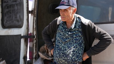 Чоловік зі Слов'янська продає кераміку у Харкові