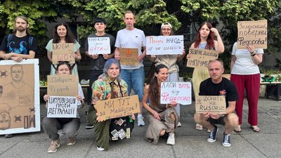 25 день: в Ужгороді відбулась мирна акція проти відставки міністра оборони Федорова 25 день: в Ужгороді відбулась мирна акція проти відставки міністра оборони Федорова